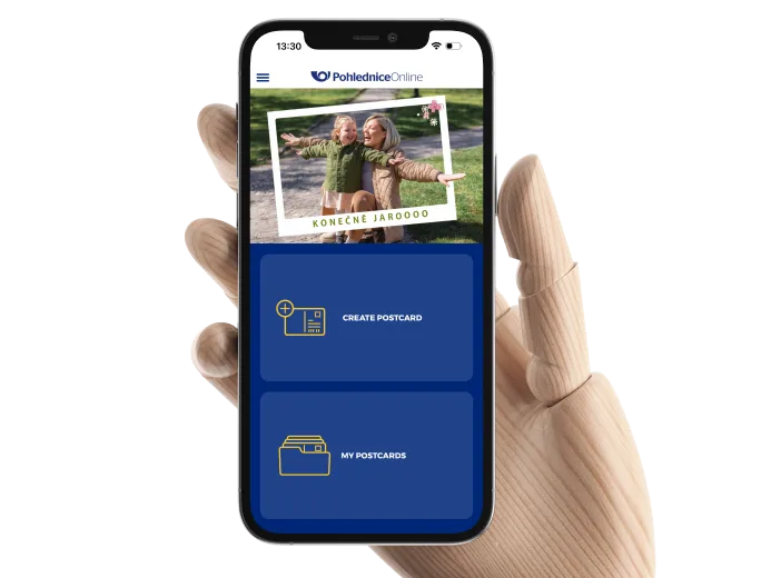 Pohlednice Online aplikace v ruce